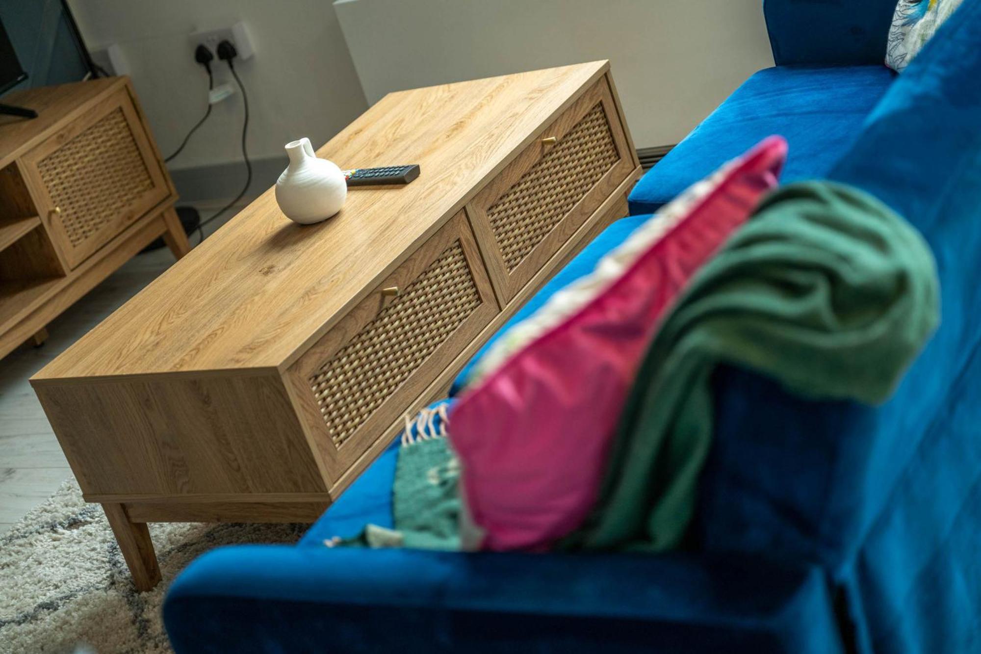 1 Bedroom Modern Living In The Old Bank House In Apartment *