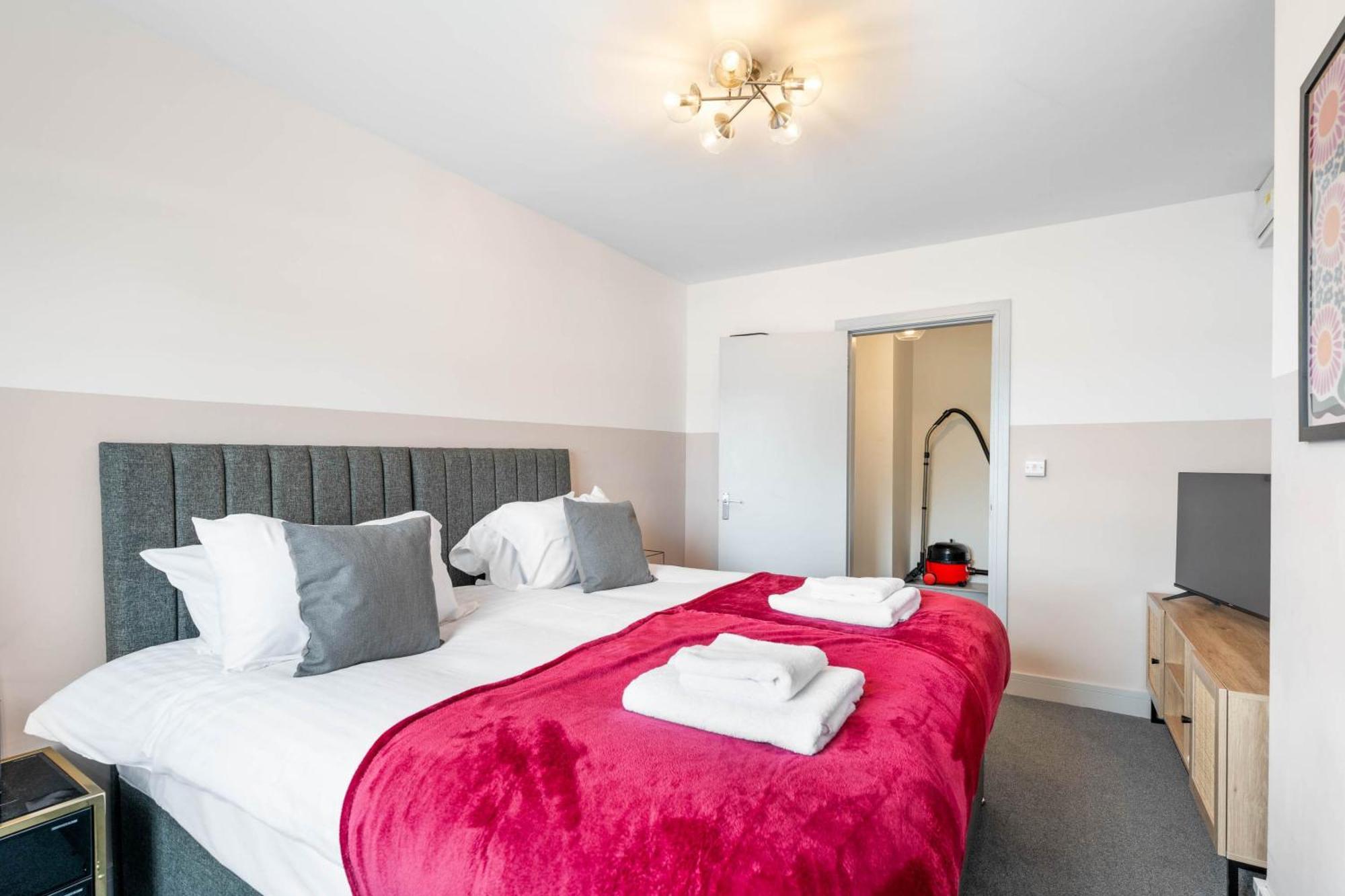1 Bedroom Modern Living In The Old Bank House In *