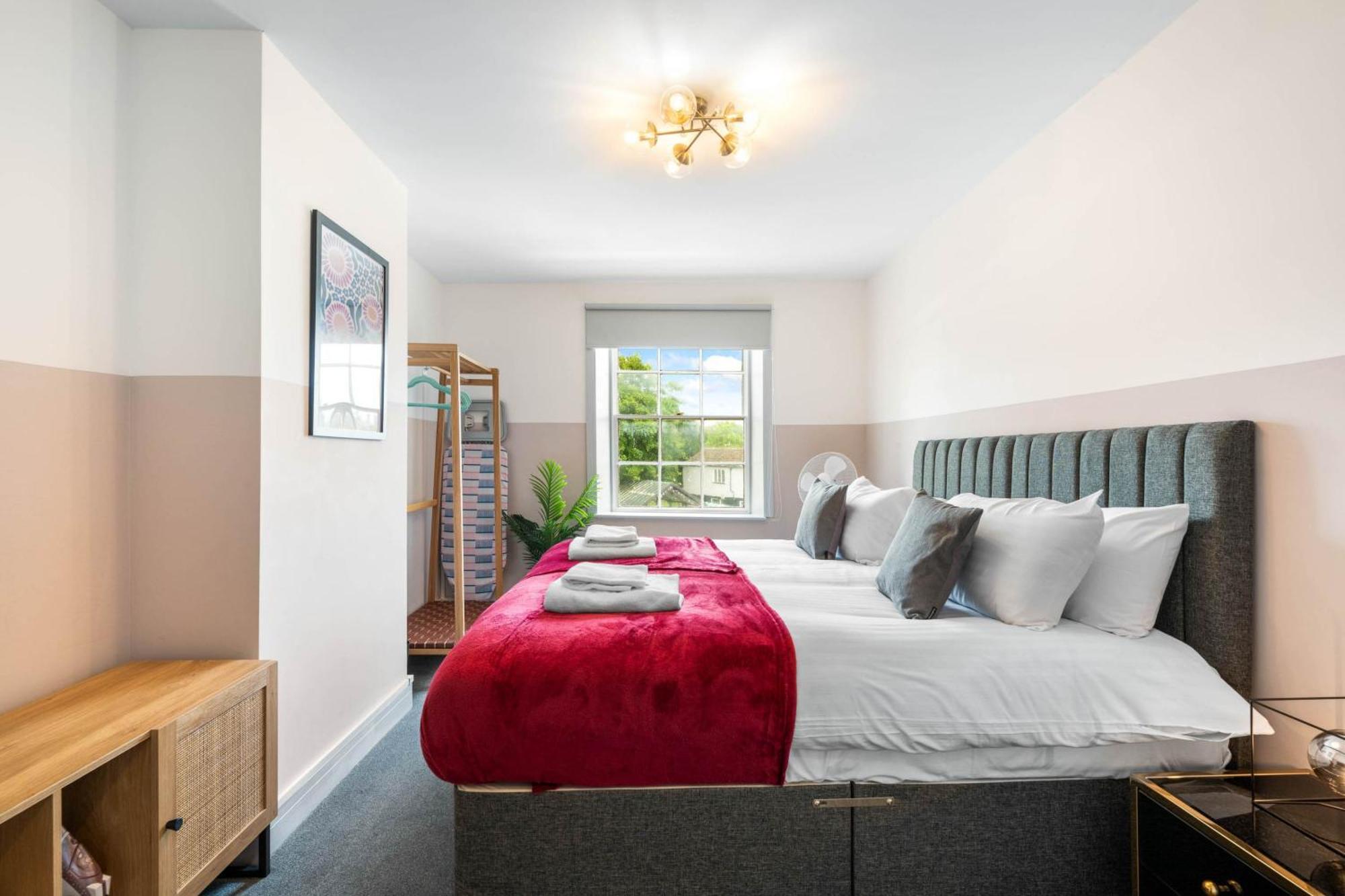 1 Bedroom Modern Living In The Old Bank House In *