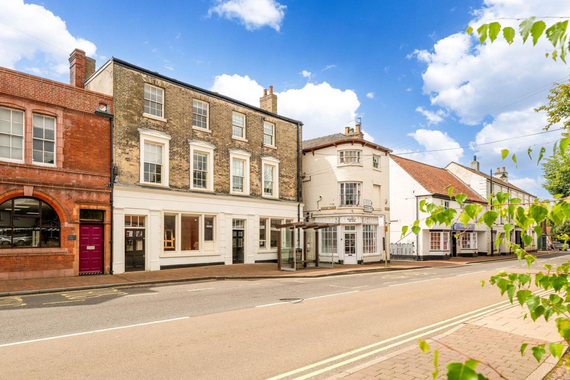 1 Bedroom Modern Living In The Old Bank House In Apartment *