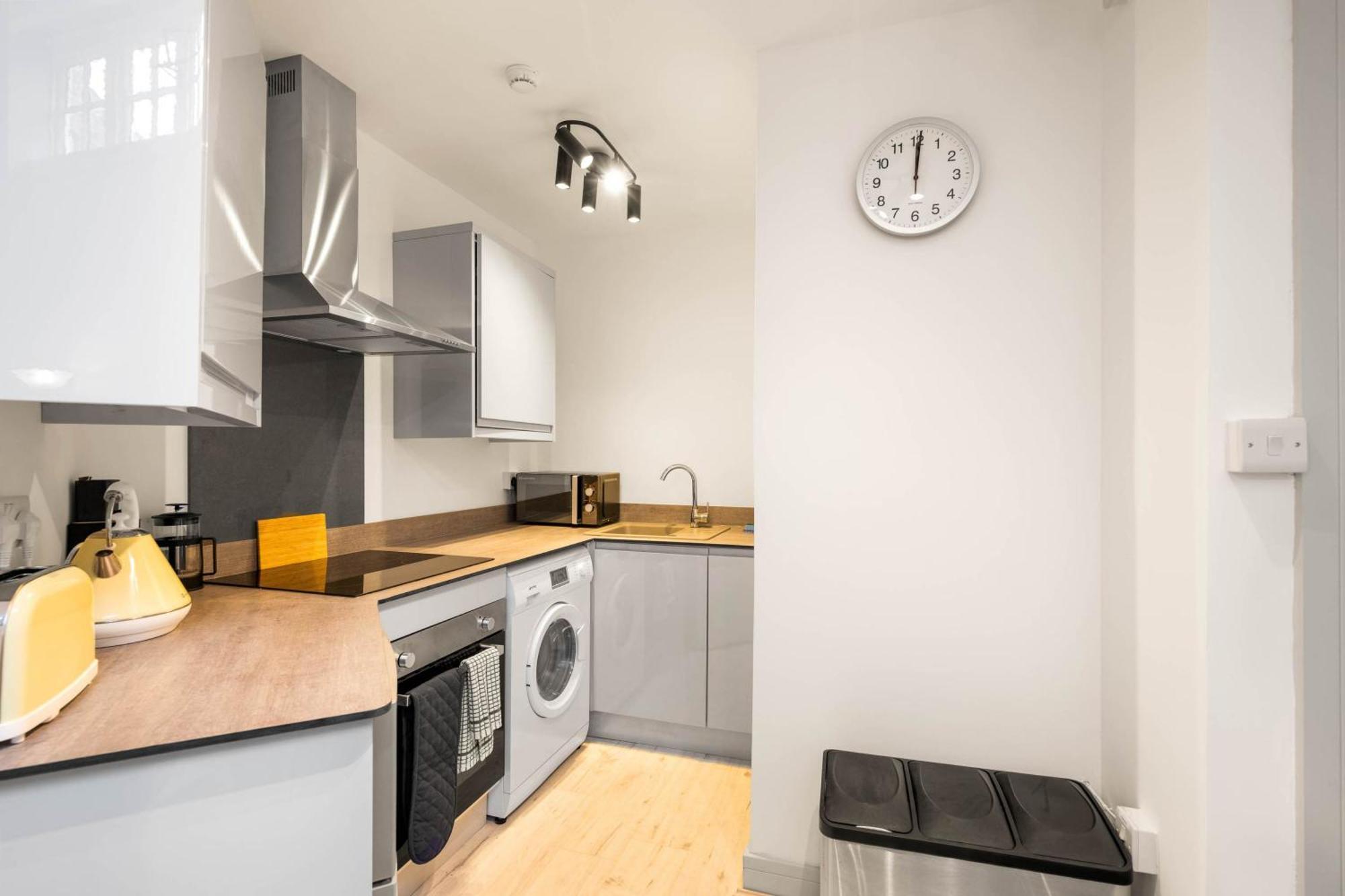 1 Bedroom Modern Living In The Old Bank House In