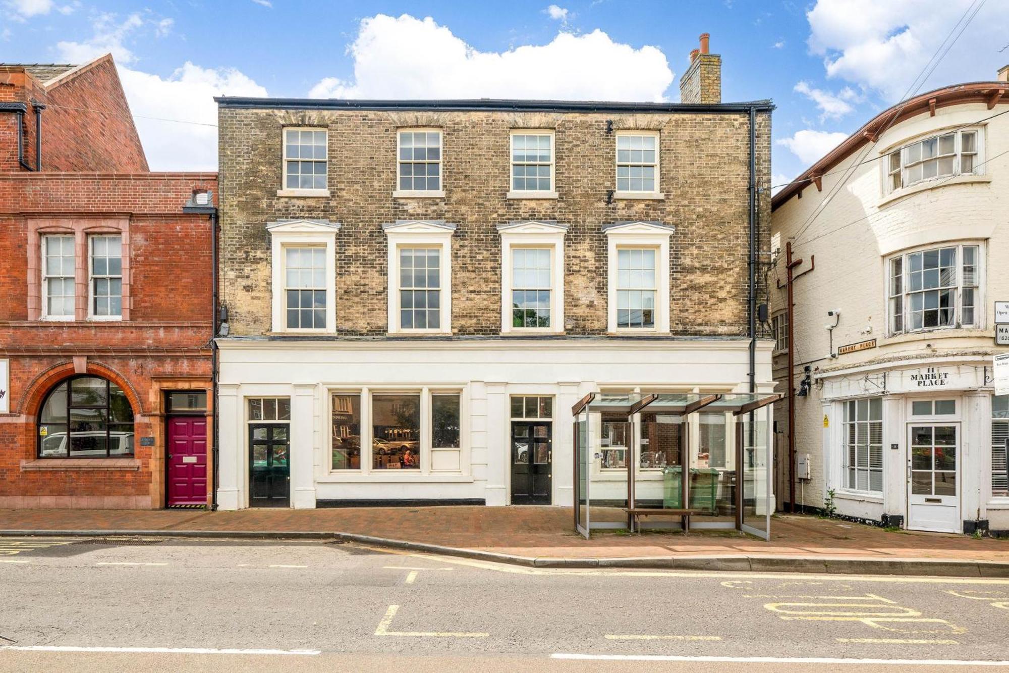 1 Bedroom Modern Living In The Old Bank House In Apartment *